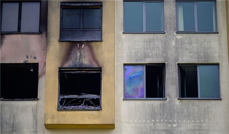 Spuren vom Feuer, das am späten Donnerstagabend ausgebrochen war, sind am Krankenhaus zu sehen.