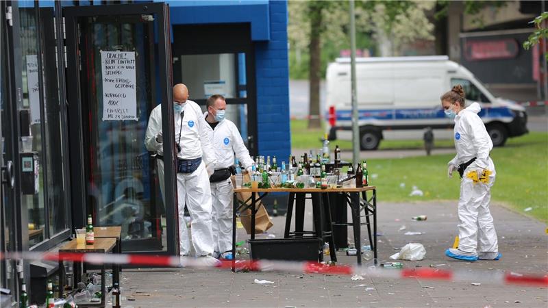 Spurensicherung am Tatort vor einer Bar. (Archivbild)