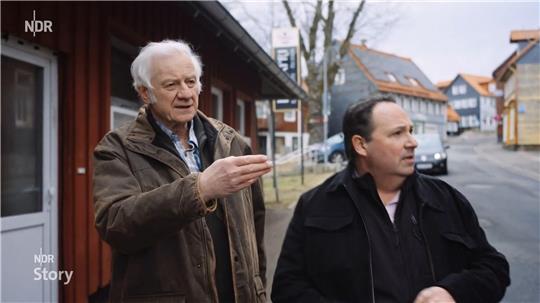 St. Andreasbergs Ortsvorsteher Karl-Heinz Plosteiner (l.) führt den Journalisten Michael Höft durch die Bergstadt.