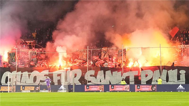 Trendwende trotz Roter Karte: St. Pauli besiegt Heidenheim St.-Pauli-Fans brennen auf der Tribüne Feuerwerkskörper ab.
