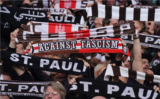 St. Pauli will einen möglichen Aufstieg in die Fußball-Bundesliga nicht nur mit einer Fan-Party, sondern mit einem Aktionstag für Demokratie, gegen Rassismus, Antisemitismus und Diskriminierung feiern.