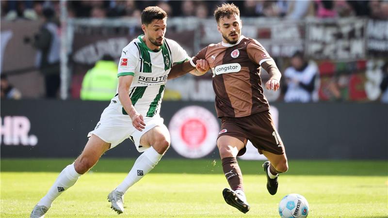 St. Paulis Danel Sinani (r) und Mönchengladbachs Tim Kleindienst im Kampf um den Ball.