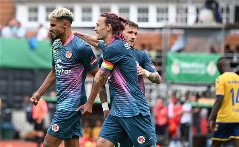 St. Pauli siegt im DFB-Pokal 5:0 bei Oberligist Delmenhorst St. Paulis Elias Saad (l) jubelt mit Jackson Irvine über sein Tor zum 0:3.