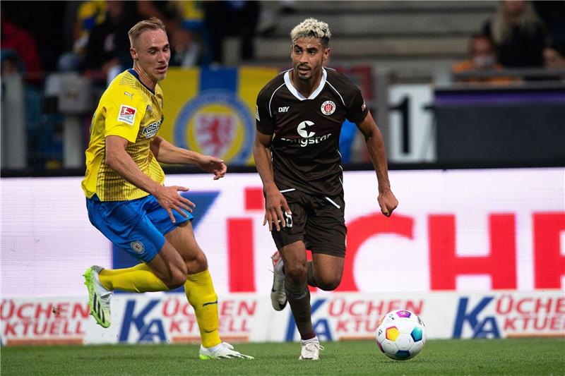 FC St. Pauli sagt Test in Braunschweig ab St. Paulis Elias Saad (r) und Braunschweigs Sebastian Griesbeck kämpfen um den Ball.