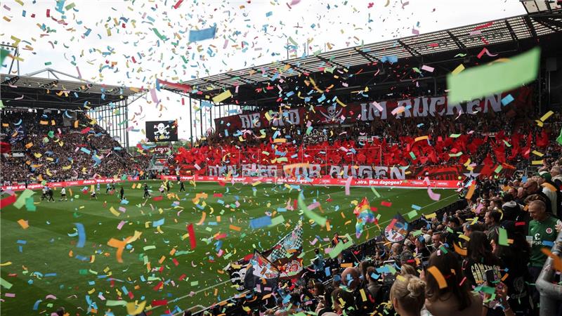 St. Pauli feiert Klassenerhalt bei Bochumer Abschied St. Paulis Fans feiern ihre Mannschaft beim Einlaufen.