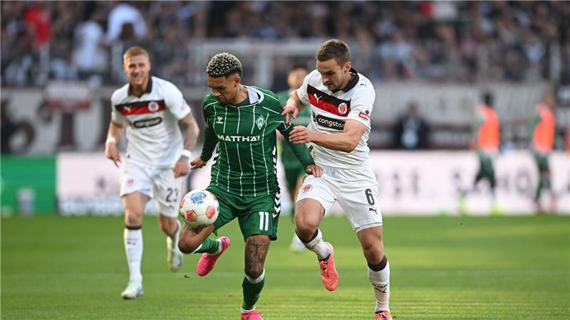 St. Paulis James Sands (r.) kämpft mit Werder-Profi Justin Njinmah in der Hinrundenpartie um den Ball.