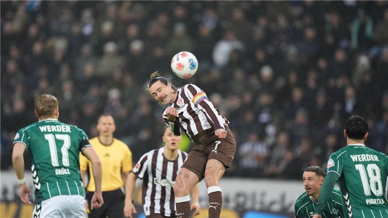 St. Paulis Kapitän Jackson Irvine beim Kopfball.