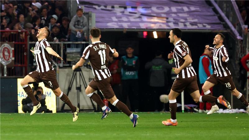 St. Paulis Karol Mets (l) feiert seinen Treffer zum 1:0 Treffer.