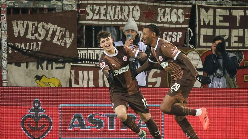 St. Paulis Morgan Guilavogui (r) feiert sein Tor zum 1:0 mit Noah Weißhaupt.