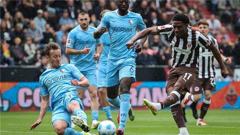 St. Pauli feiert Klassenerhalt bei Bochumer Abschied St. Paulis Oladapo Afolayan (r) und Bochums Felix Passlack (l) kämpfen um den Ball.