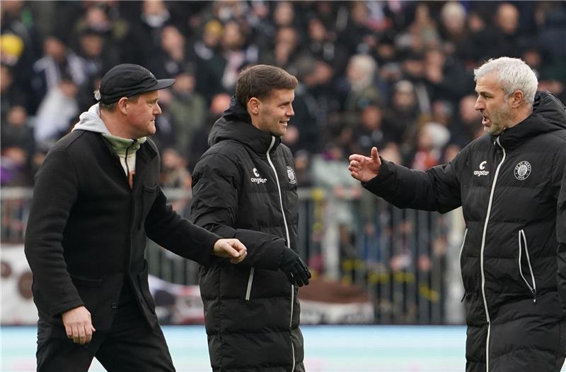 Hürzeler zu Wechselgerüchten: „Will bei St. Pauli bleiben” St. Paulis Präsident Oke Göttlich (l-r), Trainer Fabian Hürzeler und Co-Trainer Peter Nemeth.