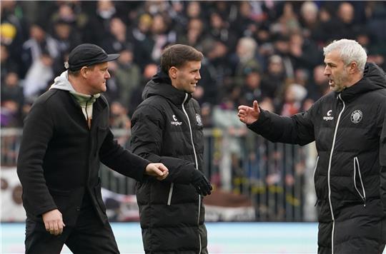 St. Paulis Präsident Oke Göttlich (l-r), Trainer Fabian Hürzeler und Co-Trainer Peter Nemeth.