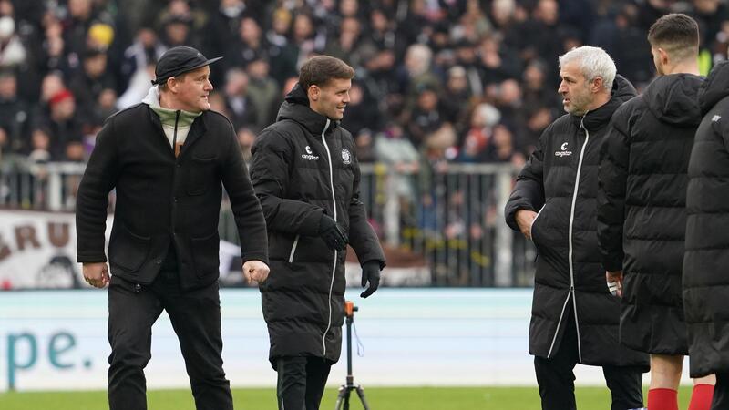 St. Paulis Präsident Oke Göttlich (l) sieht im Abgang von Trainer Fabian Hürzeler auch einen Beleg für gute Arbeit im Club.