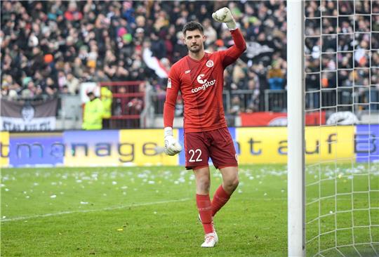 St. Paulis Torwart Nikola Vasilj feiert den Sieg gegen den 1. FC Kaiserslautern.