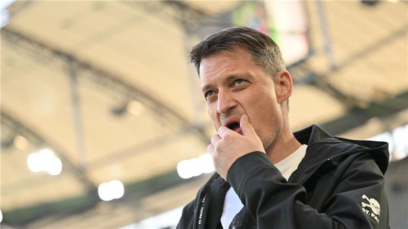 Pauli-Coach Blessin hadert mit Elfmeterpfiff St. Paulis Trainer Alexander Blessin ärgerte sich über den Schiedsrichter.