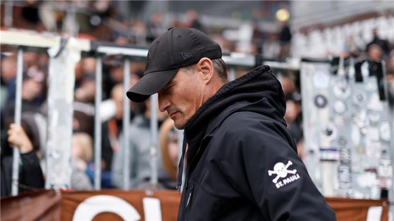 St. Paulis Trainer Alexander Blessin vor dem entscheidenden Spiel gegen Wolfsburg. 