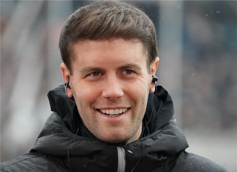 1:0 gegen Braunschweig: St. Pauli bereit für das Topduell St. Paulis Trainer Fabian Hürzeler steht vor Spielbeginn im Stadion.