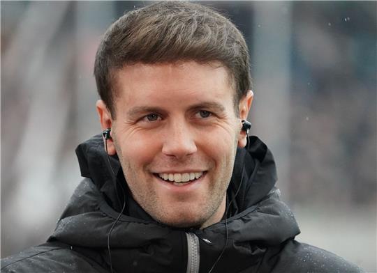 St. Paulis Trainer Fabian Hürzeler steht vor Spielbeginn im Stadion.