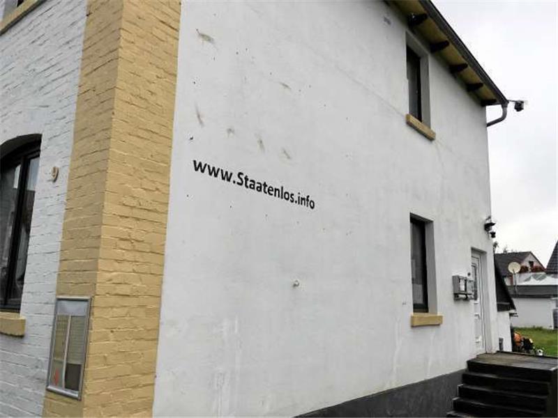 Landkreis ermittelt weiter gegen Reichsbürger Staatenlos durchs Leben? Die Werbung an einem Haus im Landkreis Goslar verweist auf eine Internetseite, die an die Reichsbürgerszene erinnert. Foto: Stade