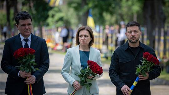 Staats- und Regierungschefs aus Südosteuropa legten in Odessa Blumen für gefallene ukrainische Soldaten nieder. 