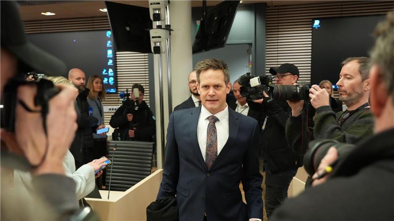 Staatsanwalt Sturla Henriksbø trifft am ersten Tag des Prozesses gegen Marius Borg Høiby im Gericht ein.