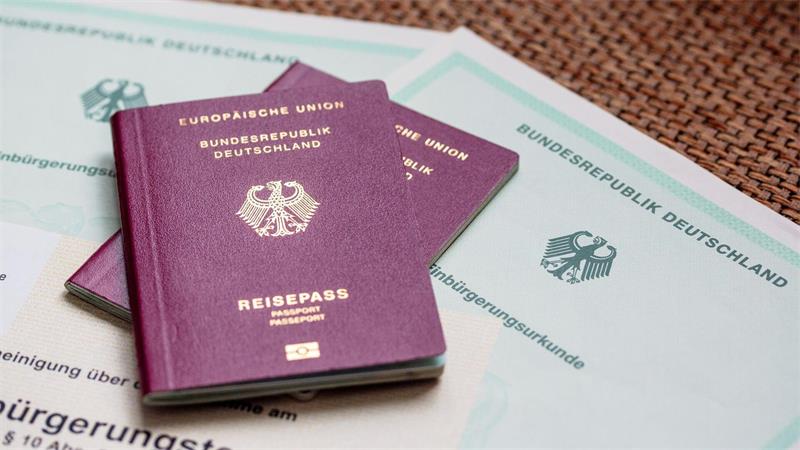 Staatsanwaltschaft und Polizei Aschaffenburg ermitteln im Zusammenhang mit mutmaßlich gefälschten Sprachzertifikaten. (Symbolbild)