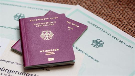 Staatsanwaltschaft und Polizei Aschaffenburg ermitteln im Zusammenhang mit mutmaßlich gefälschten Sprachzertifikaten. (Symbolbild)