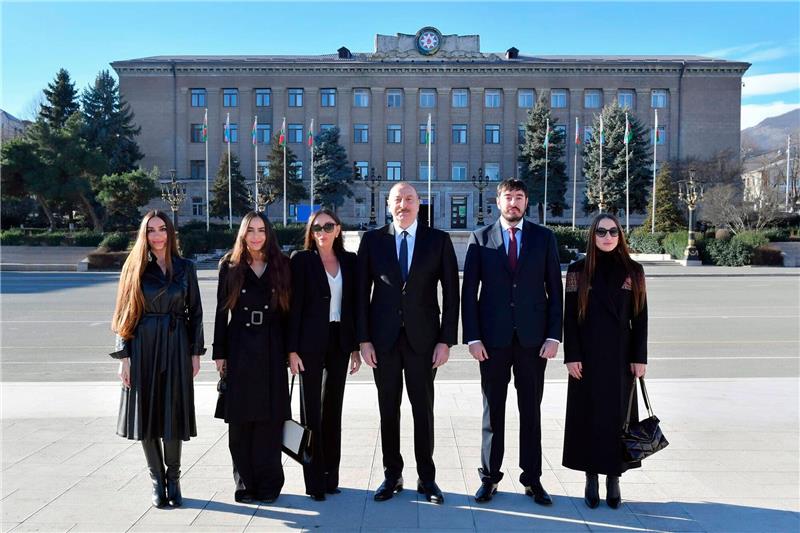 Aserbaidschan: Staatschef Aliyev als Wahlsieger präsentiert Staatschef Ilham Aliyev (M) mit seiner Familie.