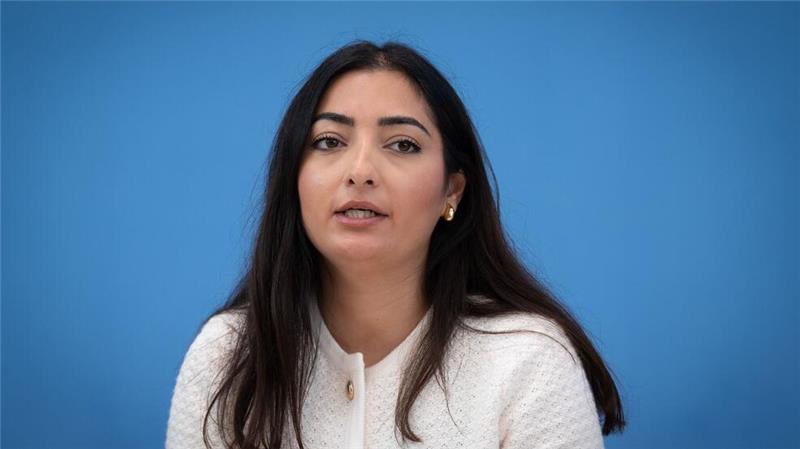 Trend zu mehr Einbürgerungen - Klagen über Rassismus Staatsministerin Reem Alabali-Radovan (SPD) findet die aktuelle Debatte um Rückführungen nach Syrien unmöglich.