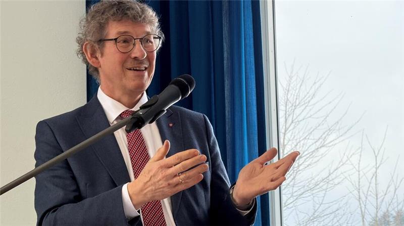 Staatssekretär Frank Doods hält den ersten Vortrag der kommunalpolitischen Arbeitstagung in Hohegeiß. In Vertretung für Wirtschaftsminister Olaf Lies spricht er zum Thema "Niedersachsen: Energieland Nummer 1".