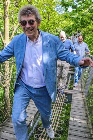 Staatssekretär Frank Doods wagt den Weg über die Hängebrücke am Baumwipfelpfad.