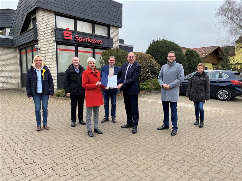 Staatssekretär Matthias Wunderling-Weilbier (3.v.re.) übergibt Wolfenbüttels Landrätin Christiana Steinbrügge (3.v.li.) den Förderbescheid.  Foto: Privat