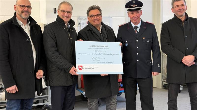 Staatssekretär Stephan Manke (2.v.l.) überreicht Bürgermeister Wolfgang Langer (Mitte) den Förderbescheid im Beisein des SPD-Landtagsabgeordneten Alexander Saade, des Ortsbrandmeisters Frank Lindemann und des Ortvorstehers Sebastian Hansmann (v.l.).