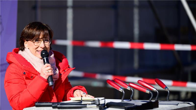 Staatssekretärin Christine Arbogast sieht das Mentoringprogramm als einen wichtigen Baustein, um Barrieren abzubauen. (Archivbild)