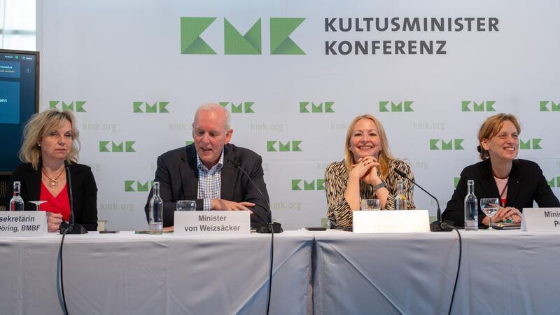 „Historisch“ - Kultusministerkonferenz stellt sich neu auf Staatssekretärin Sabine Döring aus dem Bundesministerium für Bildung und Forschung (l-r), Saarlands Wissenschaftsminister Jakob von Weizsäcker, die saarländische Bildungsministerin Christine Streichert-Clivot und Schleswig-Holsteins Bildungsministerin Karin Prien bei der Kultusministerkonferenz im Weltkulturerbe Völklinger Hütte.