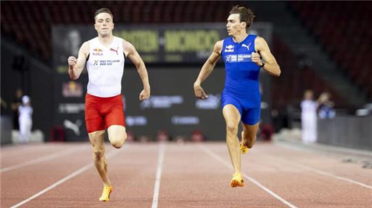 Stabhochspringer Armand Duplantis ließ Hürdenläufer Karsten Warholm keine Chance über 100 Meter.