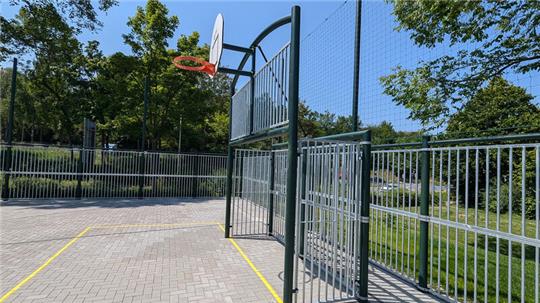 Stabil und gut abgesichert: Die Konstruktion ermöglichtsowohl ein Basketball-, aber auch ein Fußballspiel.