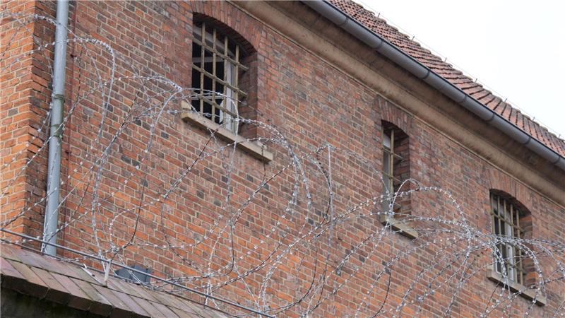 Haftbedingungen für Ex-RAF-Terroristin Klette gelockert Stacheldraht ist vor der Justizvollzugsanstalt Vechta zu sehen.