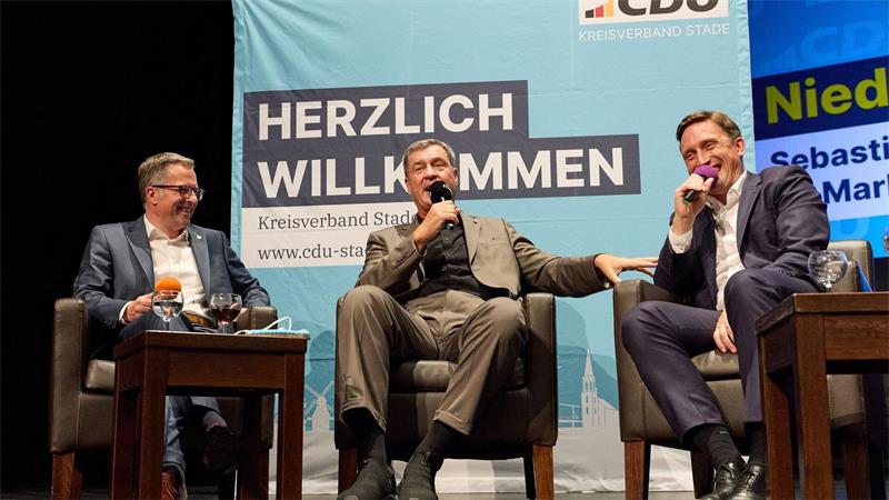 Was Niedersachsen und Bayern verbindet – Söder weiß es Stades Landrat Kai Seefried (l, CDU), Bayerns Ministerpräsident Markus Söder (CSU, M) und der Landesvorsitzende der CDU in Niedersachsen, Sebastian Lechner, haben vor Publikum über ihre politischen Ziele gesprochen.