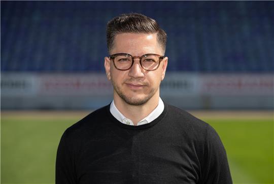 Stadion an der Bremer Brücke: Sportdirektor Amir Shapourzadeh.