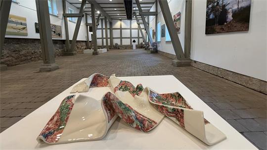 Das Foto zeigt ein Exponat einer Kunstausstellung.