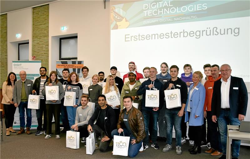 Stadt- und Hochschulvertreter begrüßen die neuen Studierenden in Goslar. Insgesamt haben sich 27 Personen für die Digital Technologies eingeschrieben. Fotos: Roß