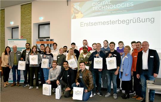 Stadt- und Hochschulvertreter begrüßen die neuen Studierenden in Goslar. Insgesamt haben sich 27 Personen für die Digital Technologies eingeschrieben. Fotos: Roß