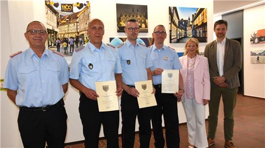 Stadt und Stadtbrandmeister sind stolz auf die Goslarer Feuerwehr und ihre neue Führungsetage. Von links: Stadtbrandmeister Christian Hellmeier, künftiger Kreisbrandmeister Udo Löprich, künftiger Ortsbrandmeister Kevin Schmidt, dessen künftiger Stellvertreter Volker Junge, Oberbürgermeisterin Urte Schwerdtner und Fachbereichsleiter Sven Busse nach den Ernennungen und Entlassungen in der Stadtverwaltung.