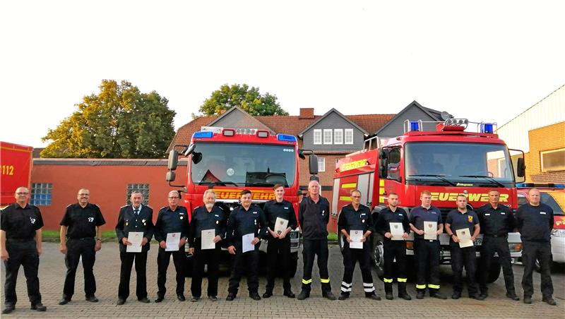 Stadtbrandmeister Christian Hellmeier (v.li.), sein Stellvertreter Frank Slotta, Beförderte und Geehrte, Ortsbrandmeister Michael Jahn (2. v.li.) und sein Stellvertreter Wolfram Traeger (re.) bei der Mitgliederversammlung der Feuerwehr Vienenburg.  Foto: Hohaus