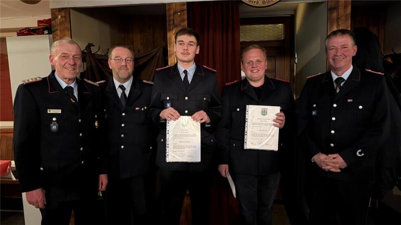 Hohegeißer Wehr mit weniger Einsätzen aber stärkerer Belastung Stadtbrandmeister Hans Ervenich (l.), Ortsbrandmeister Frank Lindemann (r.) und sein Stellvertreter Frank Röhnelt befördern Jamie Meißner (Mitte) zum Oberfeuerwehrmann und Robin Hintze zum Feuerwehrmann.