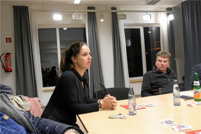 Linke diskutieren über weniger Autos und mehr Busfahrer Stadtbus-Chefin Anne Sagner und Linken-Ratsherr Michael Ohse. Foto: Hartmann