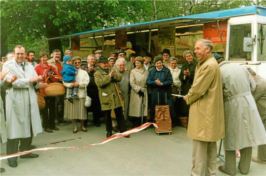 Stadtdirektor Horst Voigt eröffnet am 7. Mai 1987 den Wochenmarkt im Badepark. So steht es im Ahrens-Archiv, wo noch jede Menge weitere Marktfotos aus den Anfangsjahren zu finden sind.  Fotos: Archiv Herbert Ahrens