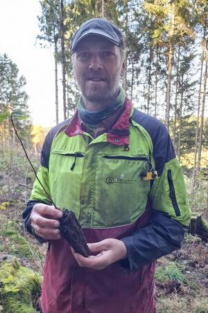 Schüler des Robert-Koch-Gymnasiums stellen einen neuen Rekord auf Der Stadtförster von Clausthal-Zellerfeld steht in Arbeitskleidung im Wald und hält einen Buchen-Setzling in der Hand.