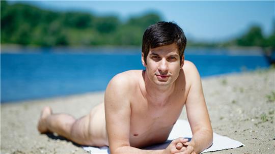 Stadtrat Julien Ferrat (Die Mannheimer) will am FKK-Strand auf der Friesenheimer Insel in Mannheim ein Trainingscamp bieten. 